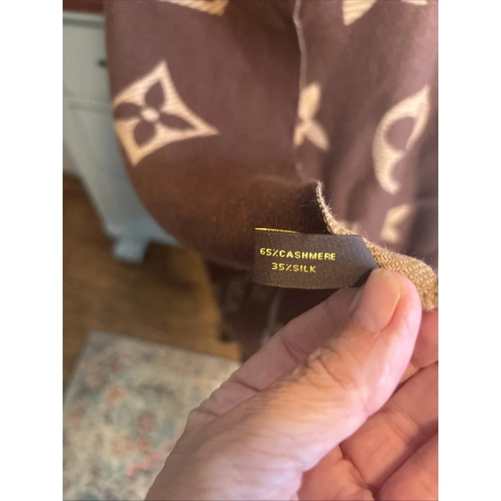 Louis Vuitton 65% Cashmere 35% Silk Monogram Scarf Made in Italy: 73x26